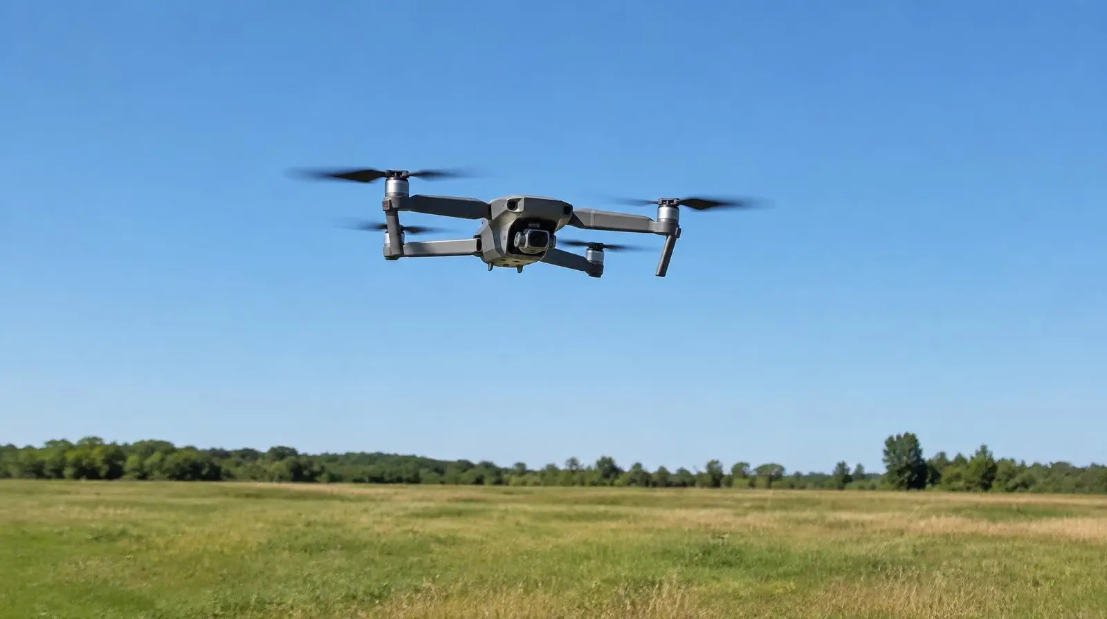 Drone en vol équipé d'un boîtier GPS de suivi