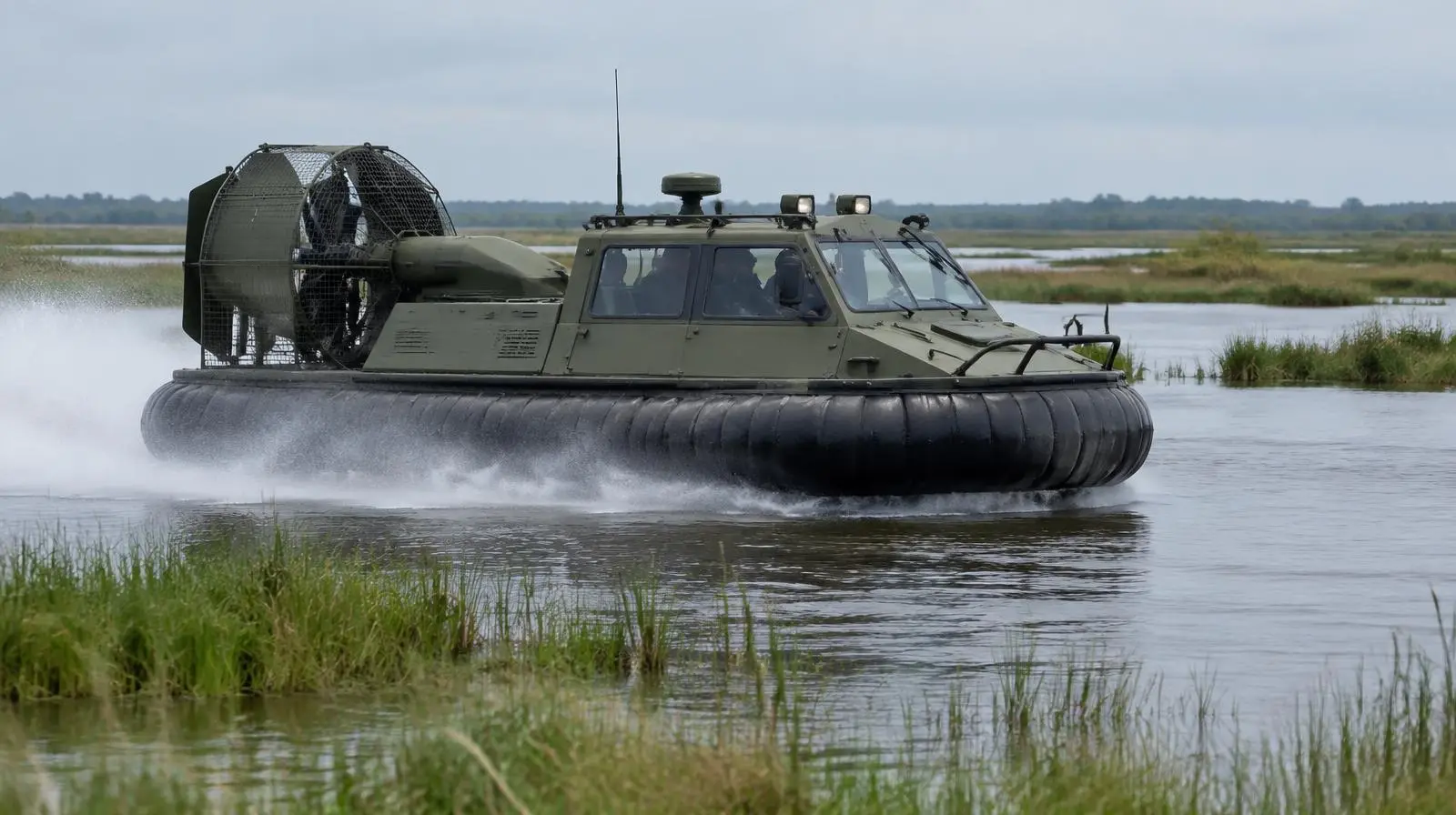 Véhicule amphibie de surveillance en zone humide, suivi par GPS